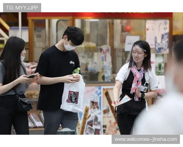 日本餐馆服务员与旅客共度欢乐时光挑战游戏乐趣